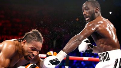 Чемпион WBO Теренс Кроуфорд (справа) нокаутировал Шона Портера во время боя за титул чемпиона в полусреднем весе на Michelob ULTRA Arena 20 ноября 2021 года в Лас-Вегасе, Невада. (Photo by Steve Marcus/Getty Images)