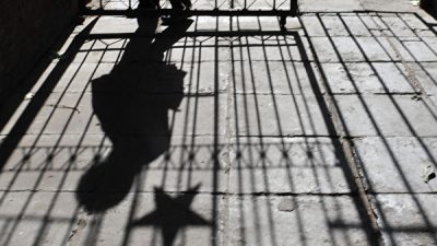 Металлические ворота, украшенные пятиконечной звездой, в старом жилом комплексе Пекина, 15 ноября 2008 г. (FREDERIC J. BROWN/AFP/Getty Images) 