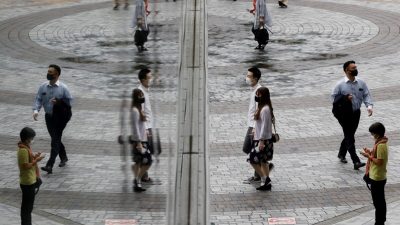 Люди в защитных масках пробираются в торговый район в Токио 9 сентября 2021 года. (Kim Kyung-Hoon/ TPX IMAGES OF THE DAY via Reuters)