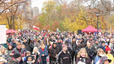 Люди слушают выступления на митинге «Всемирная свобода» в знак протеста против требований вакцинации. Торонто, 20 ноября 2021 г. (Andrew Chen/The Epoch Times.)
