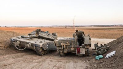 Израильские солдаты недалеко от границы между Израилем и Газой, 16 августа 2021 г. (Tsafrir Abayov/AP Photo)
