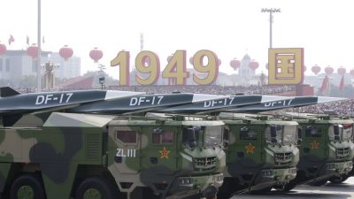 Военные машины с гиперзвуковыми ракетами DF-17 на площади Тяньаньмэнь во время военного парада в Пекине, Китай, 1 октября 2019 г. (Jason Lee/Reuters)
