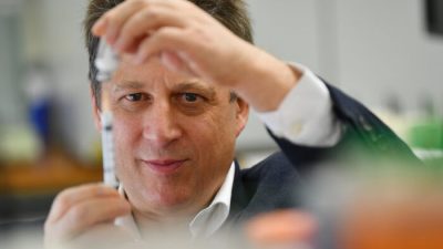Директор по исследованию вакцин Николай Петровский в лаборатории Университета Флиндерс в Аделаиде, Южная Австралия, с образцом вакцины, 2 июля 2020 г. (AAP Image / David Mariuz)