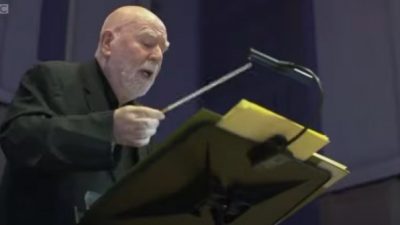 Пол Харви, бывший преподаватель музыки и пианист, дирижировал филармоническим оркестром «Би-би-си», страдая от деменции. (Изображение: via BBC)