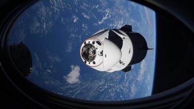 Капсула SpaceX Crew Dragon приближается к Международной космической станции для стыковки, 24 апреля 2021 года (NASA via AP)