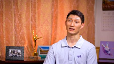 Ведущий танцор Shen Yun Стивен Ван рассказывает об испытаниях, которые перенесла его семья в Китае за свои духовные убеждения. (С любезного разрешения Shen Yun Performing Arts)