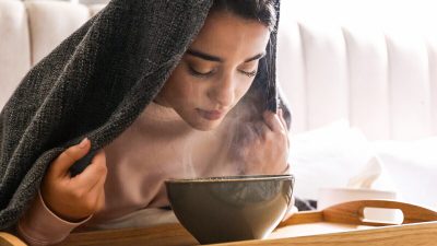 Глубокое очищение путём вдыхания тёплого пара с эфирными маслами или без них помогает расслабить и уменьшить застои в дыхательной системе. (New Africa/Shutterstock)