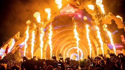 Трэвис Скотт выступает на первом дне музыкального фестиваля Astroworld в NRG Park в Хьюстоне 5 ноября 2021 г. (Amy Harris / Invision / AP)
