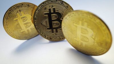 Изображение виртуальной криптовалюты биткоин 19 октября 2021 года. Фото: Edgar Su/Reuters