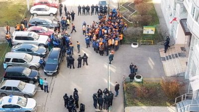 Гастарбайтеры-дворники митингуют перед управой «Восточное Дегунино» в Москве. Фото: Leonrid /ru.wikipedia.org. (Общественное достояние)