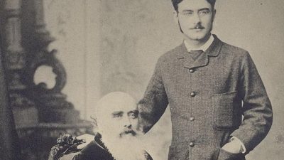 Прислушиваемся ли мы к советам старших? Редьярд Киплинг (справа) со своим отцом Джоном Локвудом Киплингом, около 1890 г. (Изображение: D-US)