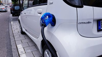 Минтранс предложил ввести покилометровую оплату проезда для электромобилей. (Stux/pixabay.com/Pixabay License)