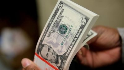 Пятидолларовые банкноты США в Бюро гравировки и печати в Вашингтоне, 26 марта 2015 г. (Gary Cameron/Reuters)