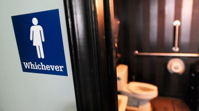 Гендерно-нейтральный знак размещён возле туалета в ресторане Oval Park Grill в Дареме, штат Северная Каролина, 11 мая 2016 года. (Sara D. Davis/Getty Images) 
