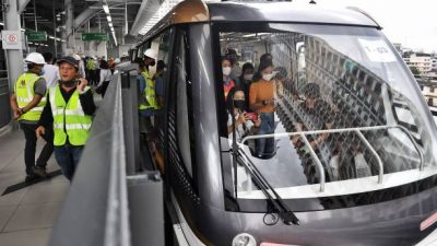 Поезд без машиниста во время тестового пробега Gold Line, системы пригородного пригородного транспорта в Бангкоке 8 октября 2020 года. Фото: LILLIAN SUWANRUMPHA/AFP via Getty Images)