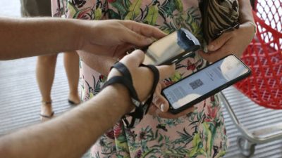 Контролёр QR-кодов. Фото: PASCAL POCHARD-CASABIANCA/AFP via Getty Images)