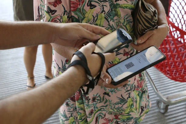 Контролёр QR-кодов. Фото: PASCAL POCHARD-CASABIANCA/AFP via Getty Images)