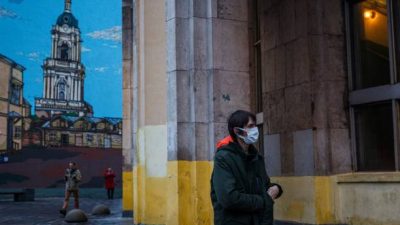Масочный режим в России. Фото: DIMITAR DILKOFF/AFP via Getty Images)