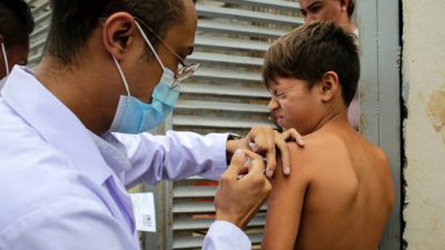 Вакцинация детей. Фото: OSWALDO RIVAS/AFP via Getty Images)