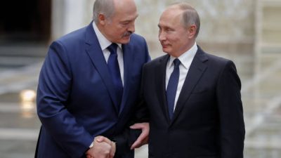 Президент Беларуси Александр Лукашенко приветствует своего российского коллегу Владимира Путина. Фото: MIKHAIL METZEL/AFP via Getty Images