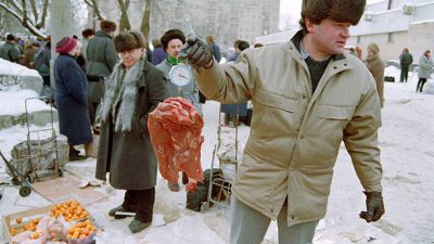 Продавцы из бывших советских республик предпочитают привозить свою продукцию в Москву, где цены на продукты питания растут каждую неделю из-за инфляции. Фото: MICHAEL EVSTAFIEV (Photo credit should read MICHAEL EVSTAFIEV/AFP via Getty Images)