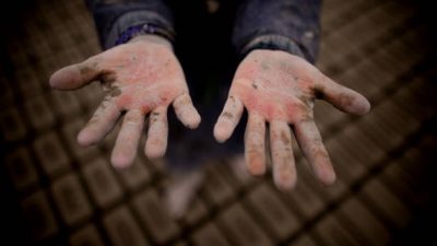 Детский труд. Фото: Majid Saeedi/Getty Images)