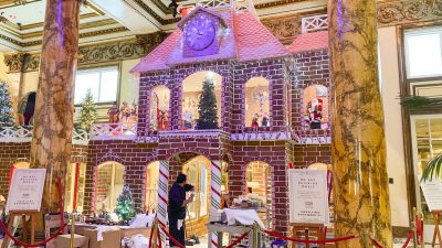 Викторианский пряничный дом строят в отеле Fairmont San Francisco 18 ноября 2021 г. (Ilene Eng/The Epoch Times) 