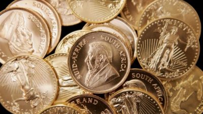 Золотые слитки американского орла и южноафриканского крюгерранда выставлены на продажу в Chicago Coin Company в Чикаго. (Scott Olson/Getty Images)