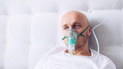 Респираторные проблемы могут сопровождать тяжёлую инфекцию COVID. (Daniel Jedzura/Shutterstock) 