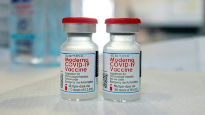 Флаконы вакцины Moderna против COVID-19 в Бриджпорте, штат Коннектикут. (Joseph Prezioso/AFP via Getty Images)