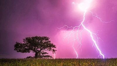 Если вы находитесь на улице во время грозы, и ваши волосы начинают вставать дыбом, немедленно ищите укрытие. (Adobe Stock)
