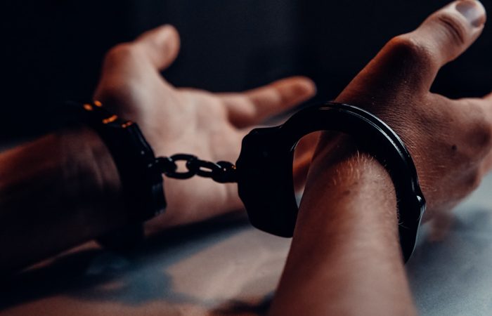 В Сербии задержан стрелок, убивший 8 человек наручники