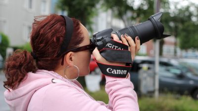Женщина-фотограф