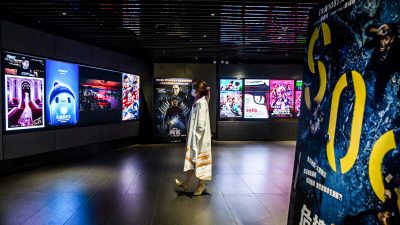 Реклама фильмов в кинотеатре в Гонконге. Известная кинематографом мирового класса, Гонконгская киноиндустрия столкнулась с цензурой континентального Китая. 2 сентября 2021 года (Исаак Лоуренс / AFP через Getty Images)