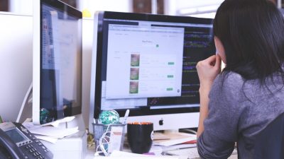 Женщина работает на своём компьютере. (StartupStockPhotos/Pixabay)