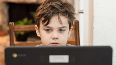 Школьников Екатеринбурга с 5 по 11 классы перевели до 13 ноября на дистанционное обучение