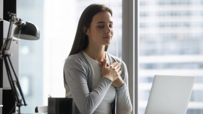 По-настоящему проявлять сострадание к себе — акт заботы о себе, которым часто пренебрегают. (Fizkes/Shutterstock) 