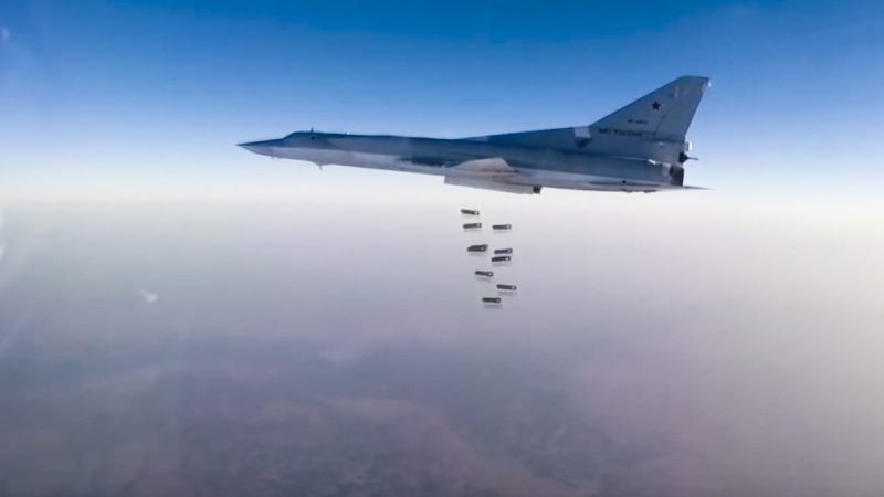 Российский дальний бомбардировщик Ту-22М3 летит над неустановленным местом в Сирии 14 августа 2015 года. (Фото пресс-службы Министерства обороны РФ через AP)
