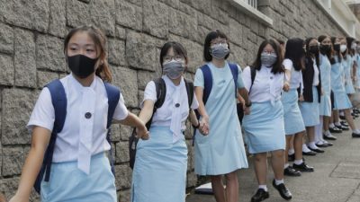 Учащиеся образовали живую цепочку возле школы Maryknoll Convent в Гонконге 6 сентября 2019 года, когда в городе прошли массовые протесты в поддержку демократии. AP Photo / Kin Cheung