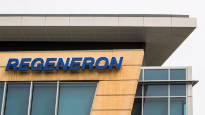 Логотип компании Regeneron Pharmaceuticals на здании в кампусе компании в Вестчестере, Тэрритаун, штат Нью-Йорк, 17 сентября 2020 г. Brendan McDermid/Reuters