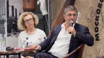 Александр Мясников и Ольга Шестова на презентации книги «Пора лечиться правильно» в Московском доме книги. 5 июня 2018 года. Фото: Dmitry Rozhkov/wikipedia.org/CC BY-SA 4.0
