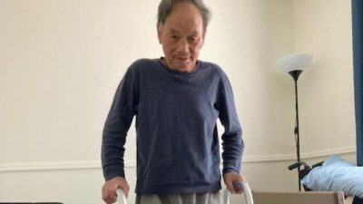 Сун Нг, полностью выздоровевший после приёма ивермектина, сфотографирован в больнице перед отправкой в дом своей дочери, 27 ноября 2021 г. Tom Ciesielka