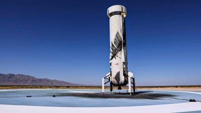 Многоразовый ракетный двигатель Blue Origin New Shepard виден на посадочной площадке, недалеко от Ван-Хорна, штат Техас, 13 октября 2021 года. Фото: Mike Blake/Reuters
