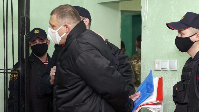 Сергей Тихановский т перед судебным заседанием в Гомеле, Беларусь, 14 декабря 2021 года. (Сергей Холодилин/BelTA/Handout via Reuters)

