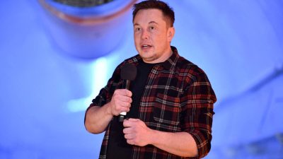Основатель Tesla Inc. Илон Маск выступает в Хоторне, Калифорния, 18 декабря 2018 г. Фото: Robyn Beck/Pool via Reuters
