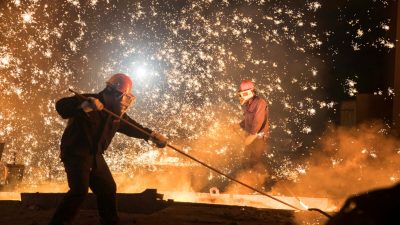 Плавильный цех на сталелитейном заводе Shandong Iron & Steel Group в Цзинане, провинция Шаньдун, Китай, 7 июля 2017 г. Фото: Stringer / Reuters