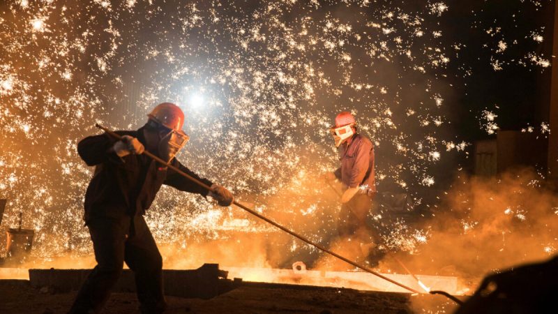 Плавильный цех на сталелитейном заводе Shandong Iron & Steel Group в Цзинане, провинция Шаньдун, Китай, 7 июля 2017 г. Фото: Stringer / Reuters
