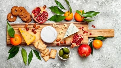 Изготовление сырной доски — это искусство, а не наука. Получайте удовольствие от этого. Shutterstock
