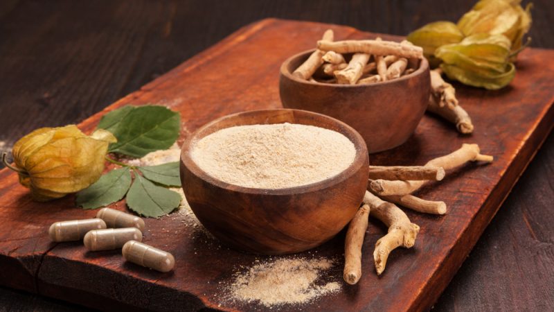 Корни и порошок ашваганды. Eskymaks / Shutterstock 
