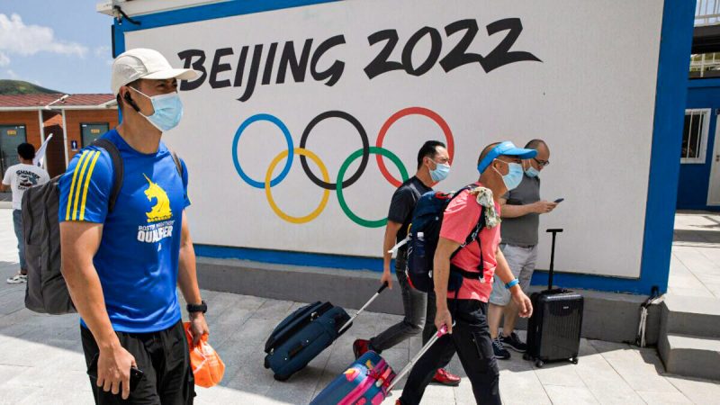 Посетители Чонгли, одного из мест проведения зимних Олимпийских игр 2022 года в Пекине, проходят мимо логотипа Олимпиады в Чонгли в провинции Хэбэй, Китай, 13 августа 2020 года. (Ng Han Guan/AP Photo)
